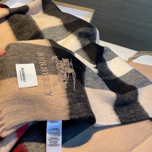 Brand new Burberry classic style scarf - Picture 4 of 7